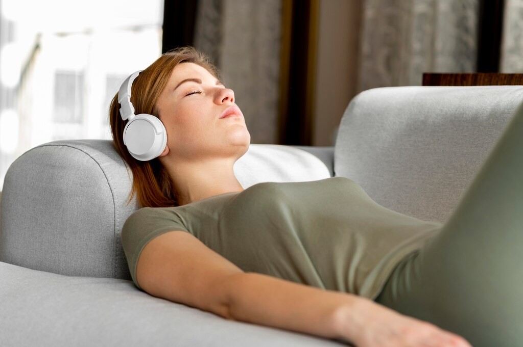 A person sleeping peacefully with Spanish text subtly overlayed, representing learning Spanish while sleeping