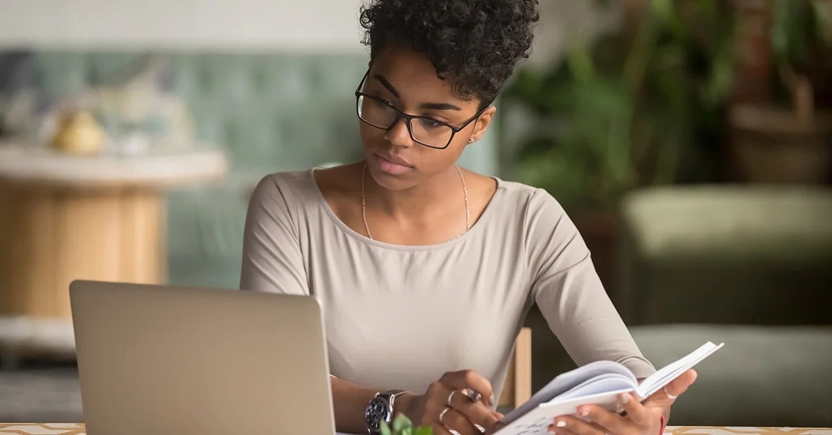 Woman studying online, highlighting the benefits of online learning for accessible education.