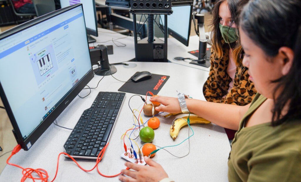 A student learning about producing electricity by using fruit