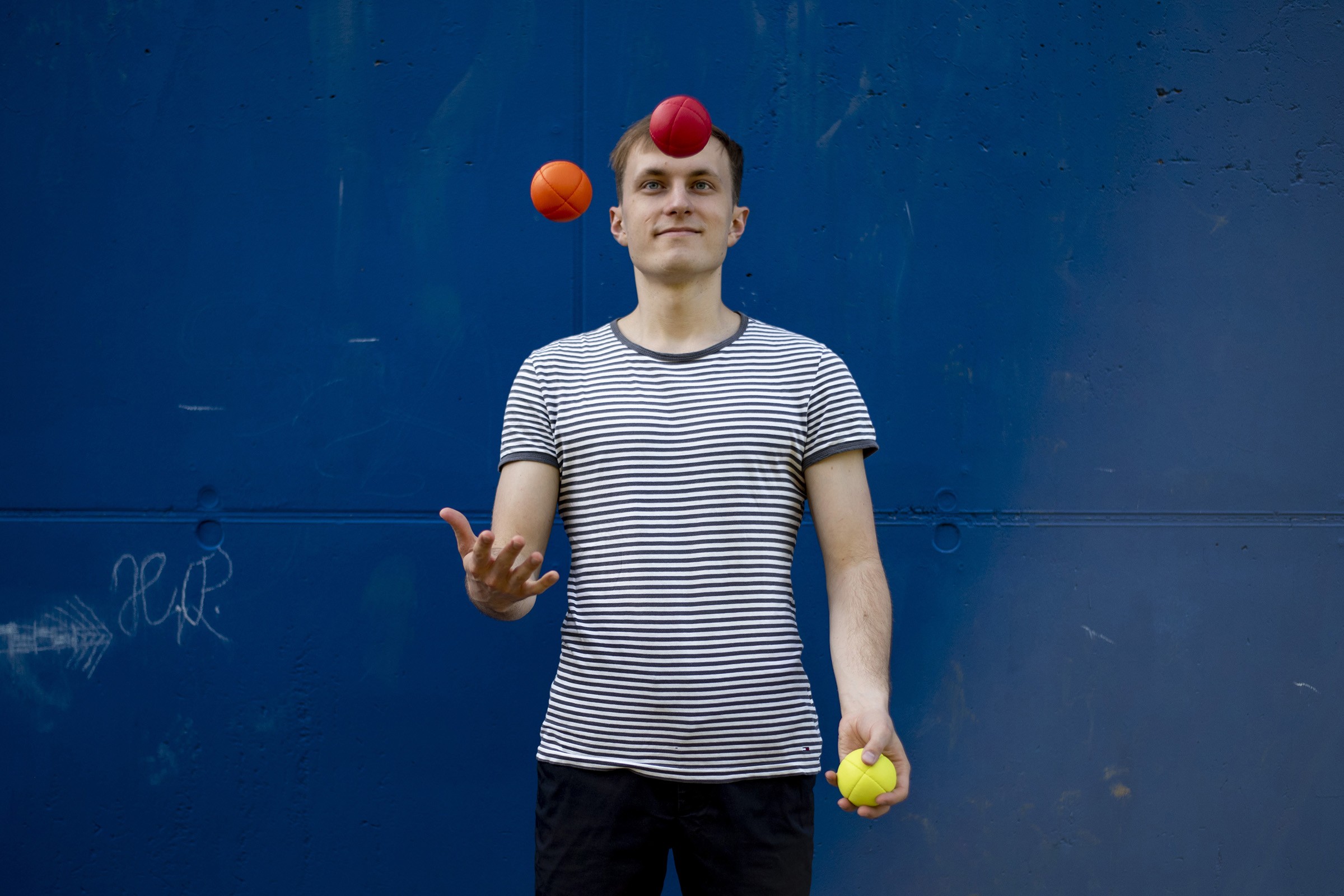 Demonstration of the three-ball cascade juggling pattern