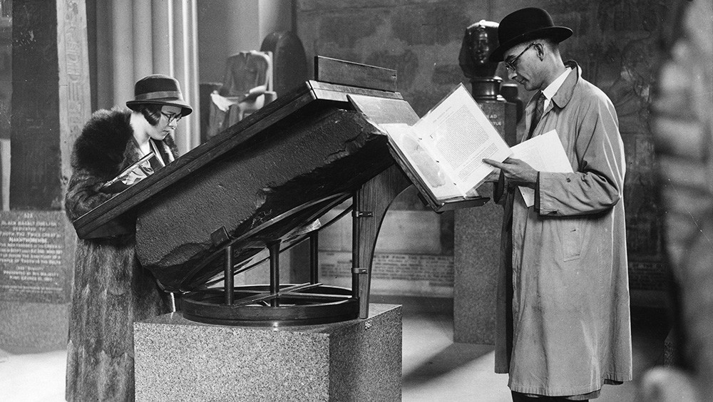 Stones on tour... Tourists inspecting the Rosetta Stone detail at the British Museum © Getty Images