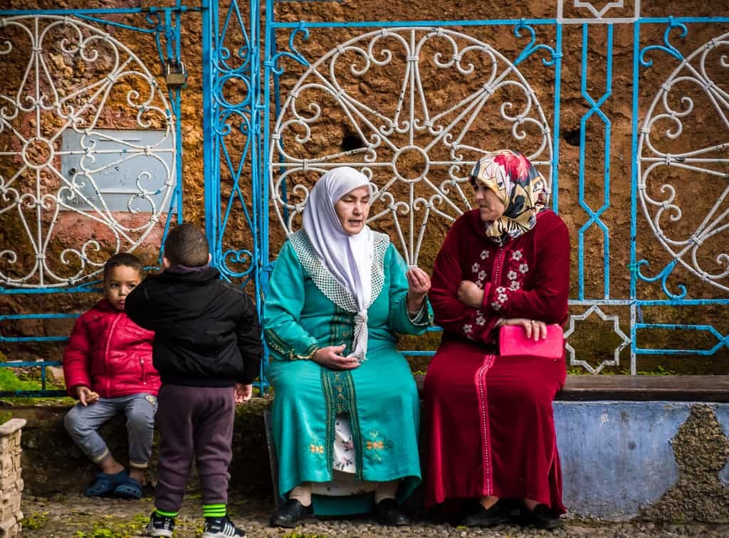 Street photography Morocco - Morocco women talking
