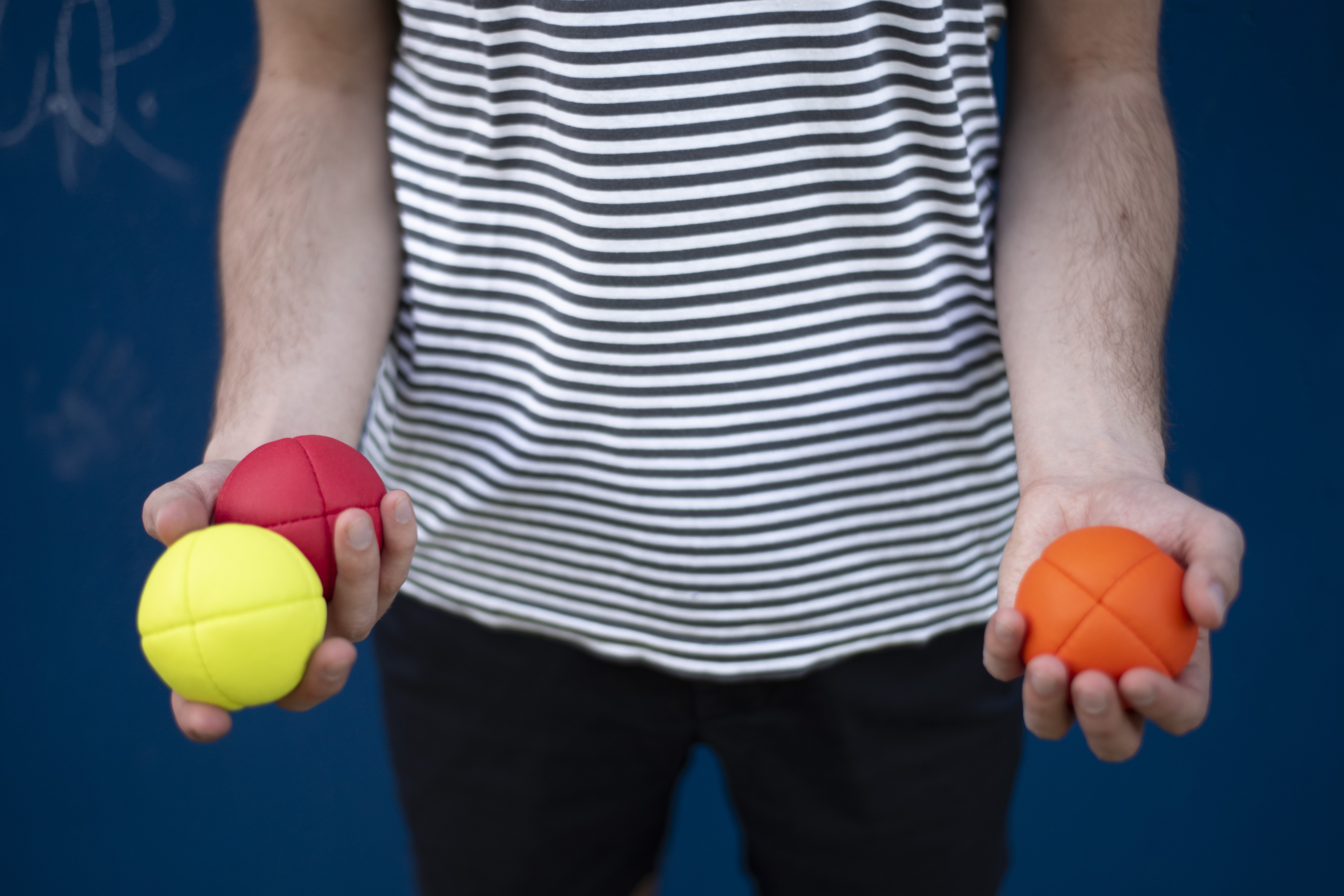 Three ball juggling cascade pattern