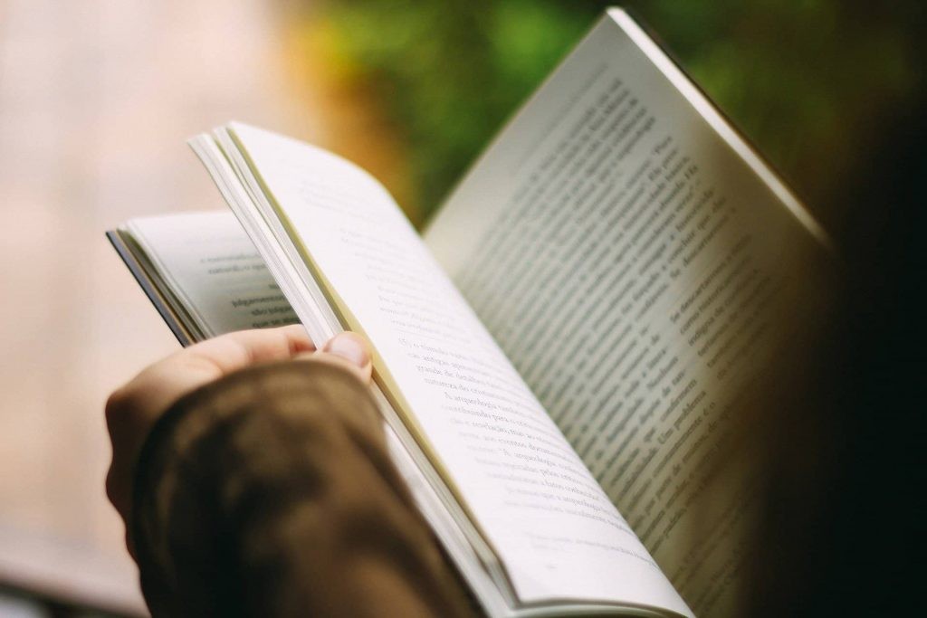 Image showcasing how reading improves vocabulary in language learning