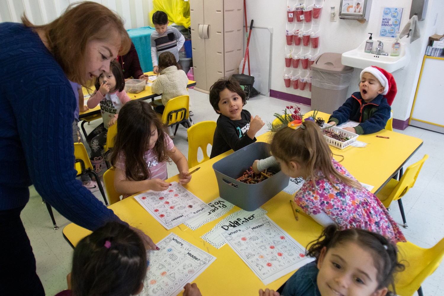 Children in a pre-K class at Flying Colors Learning Center’s East Redd Road location work on letters on Dec. 19, 2022. (Corrie Boudreaux/El Paso Matters)
