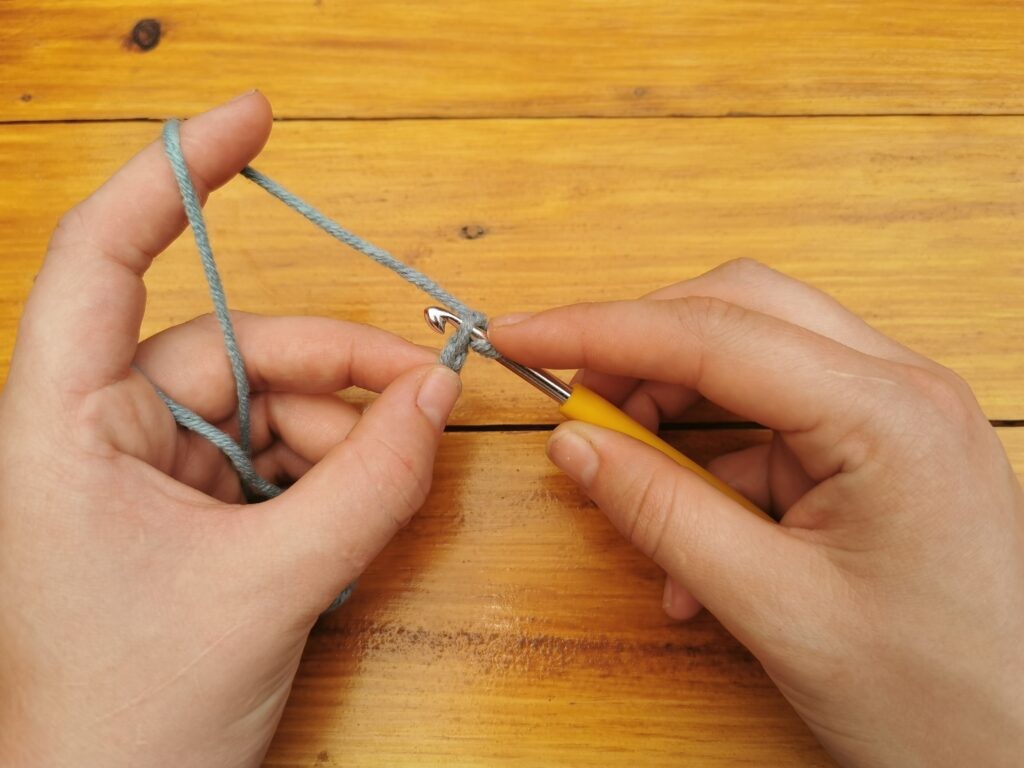 Insert the hook into the second chain from the hook