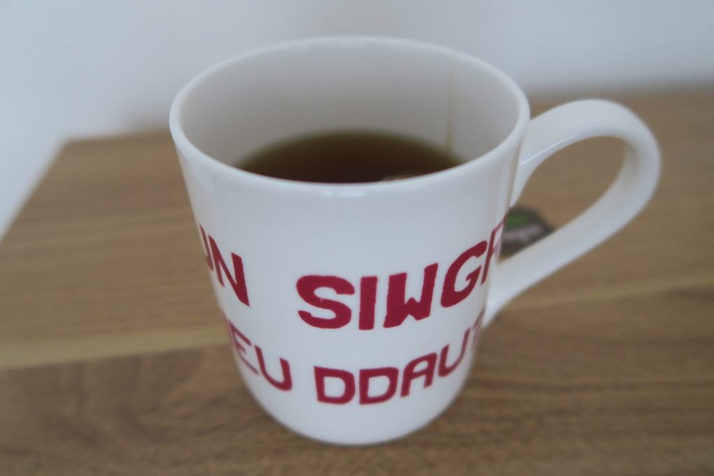 Mug adorned with Welsh numbers for effective learning