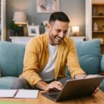 young man happy at learning the past perfect tense in English on Lingoda