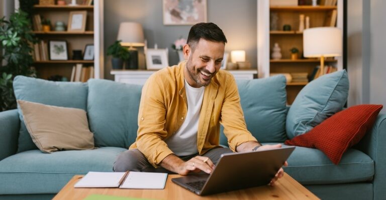 young man happy at learning the past perfect tense in English on Lingoda