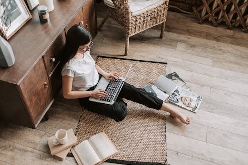 A person in a library surrounded by French books, looking for learning material
