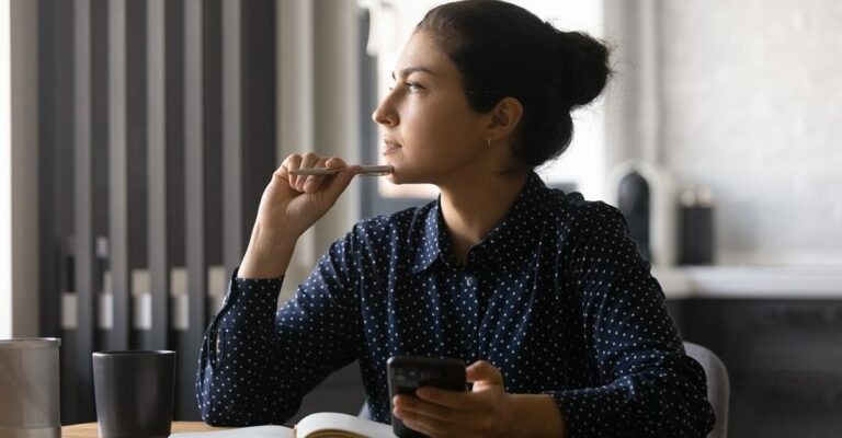 Girl takes notes on what is the best school between Preply vs Lingoda
