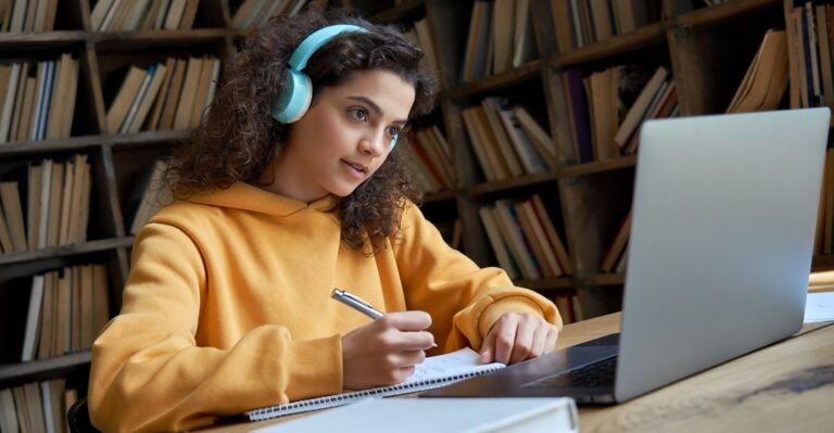 Young girl learning the seasons in Spanish online with Lingoda