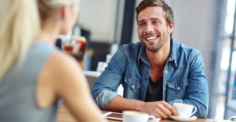Couple in a coffee shop pracitcing the Spanish transition words
