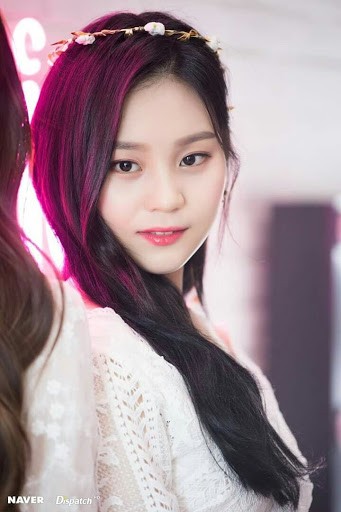 Umji of GFRIEND showcasing her English skills, highlighting the importance of diverse learning methods